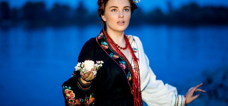 “Ивана Купала” -вечерняя фотосессия со свечами на берегу в украинском стиле