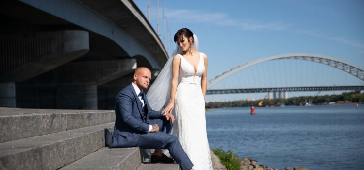Весільна фотосесія на набережній.